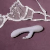 Mise en scène du sexe toys rabbit Pono sur fond violet avec un soutien gorge